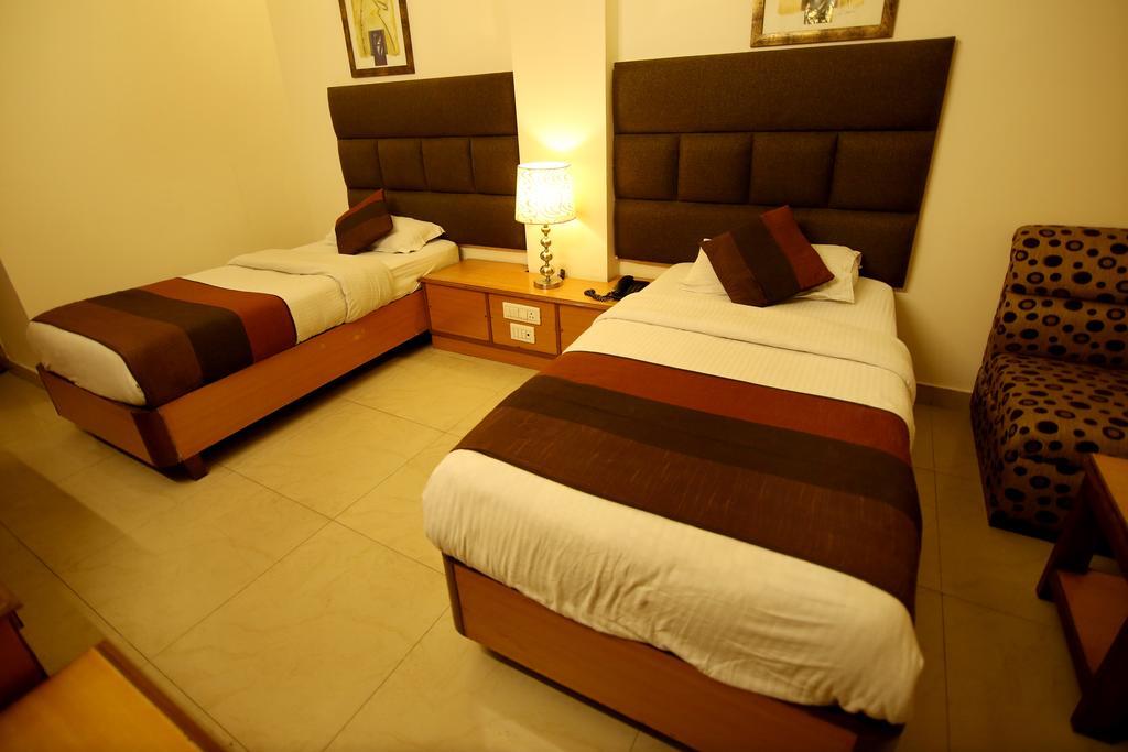 Hotel Parkway Deluxe New Delhi Exterior foto